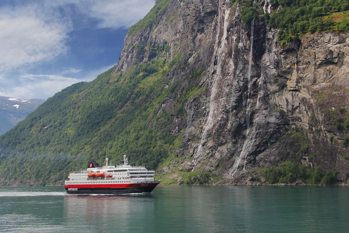 MS-Nordlys-Geiranger-Norge-HGR-95453-_©_Hurtigruten,_Roger_Aasbeck_–_Guest_image__Hurtigruten__.JPG
