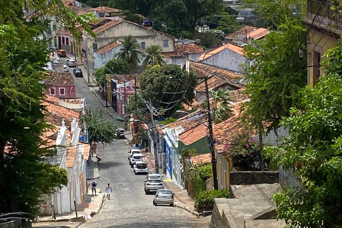 Steile Gasse in Olinda