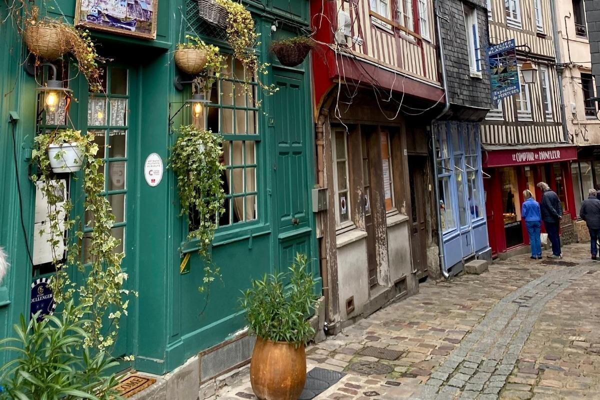 typische Gasse in der Altstadt nahe dem Vieux Bassin