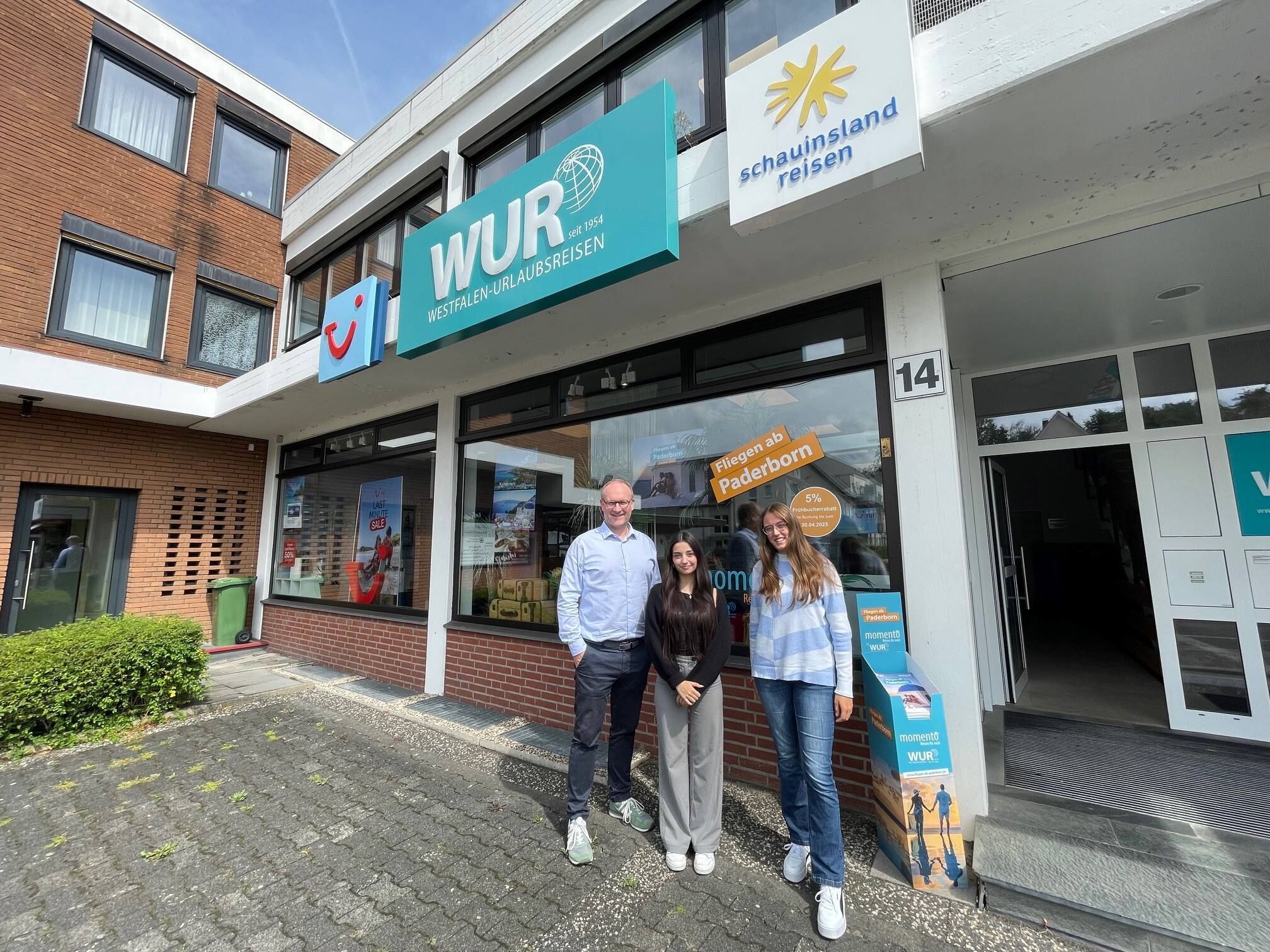 Geschäftsführer_Nils_Wend_begrüßt_die_neuen_Auszubildenden_Maria_Elena_Miranda_Silva_und_Sophie_Könker_(v._l._n._r.)_©Wend_Urlaubsreisen_GmbH