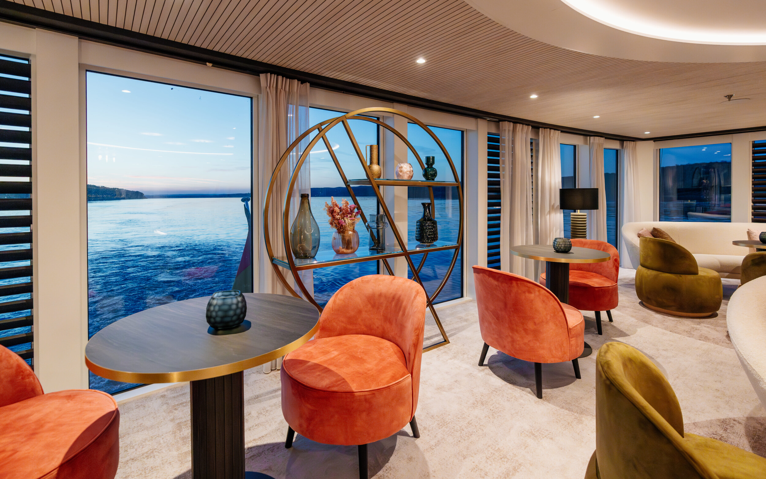 AMADEUS_Nova__Amadeus_Club._Evening_Beautifully_decorated_AMADEUS_Club_with_a_view_Lueftner_Cruises_Amadeus_Volker_Vornehm.jpg