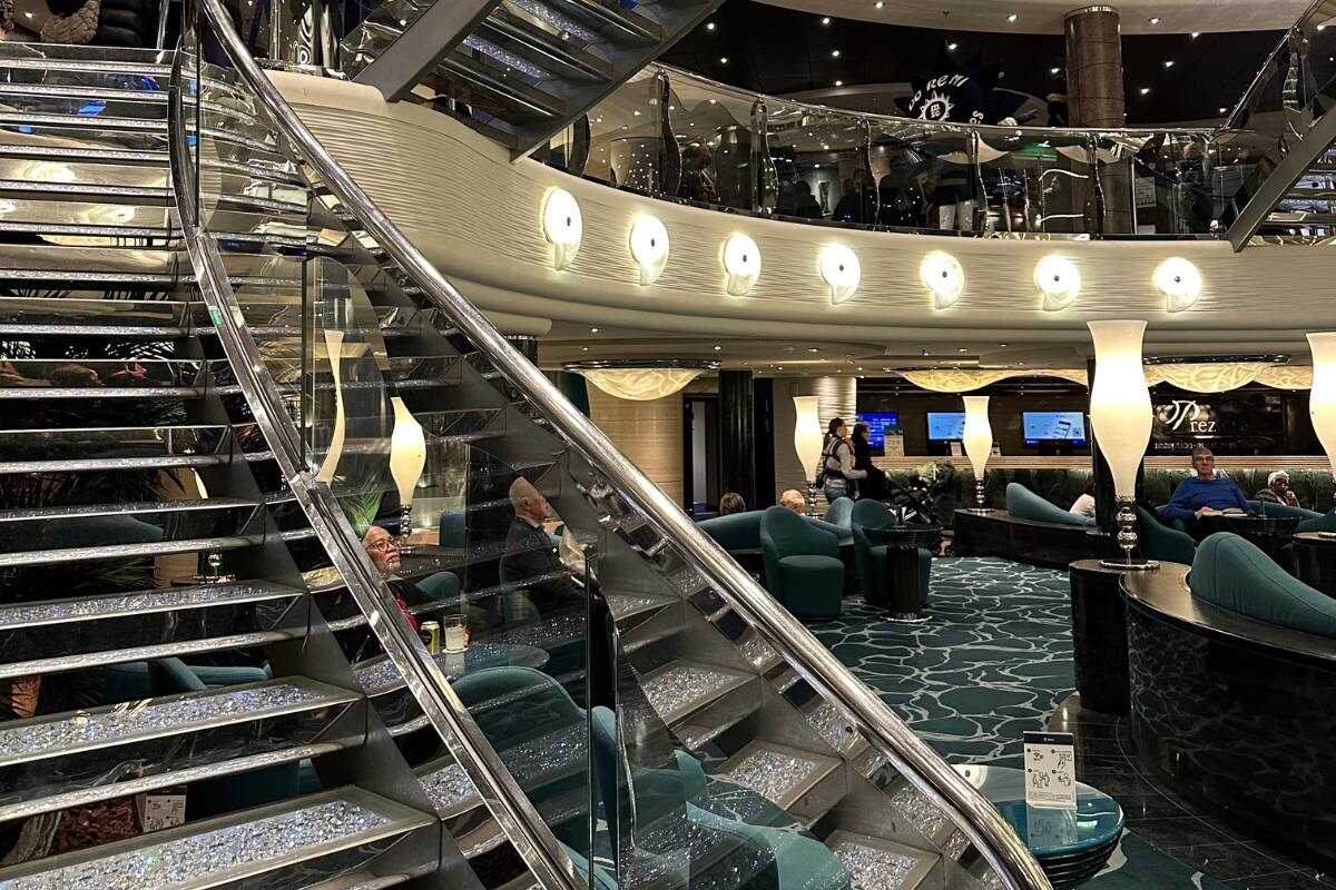 Die Swarovski-Treppe in der Lobby der MSC Preziosa