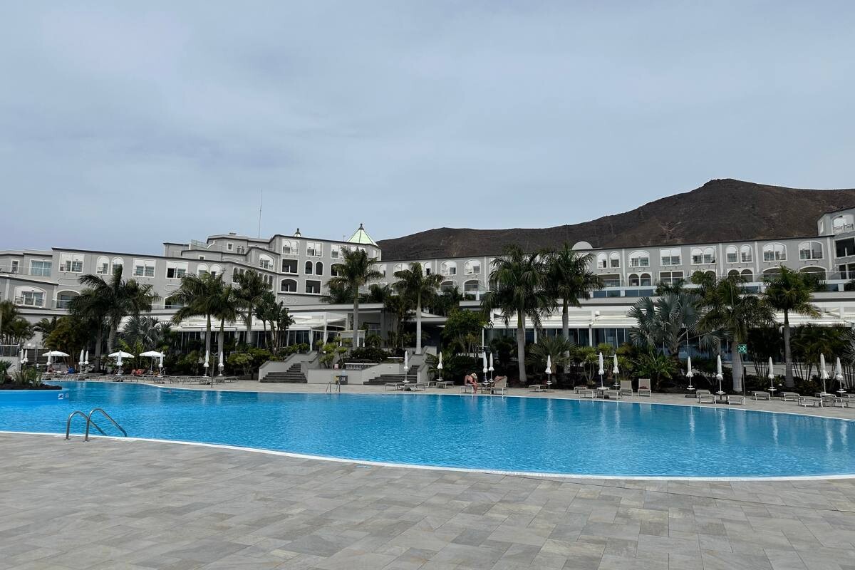 Blick vom Pool auf das Hotel