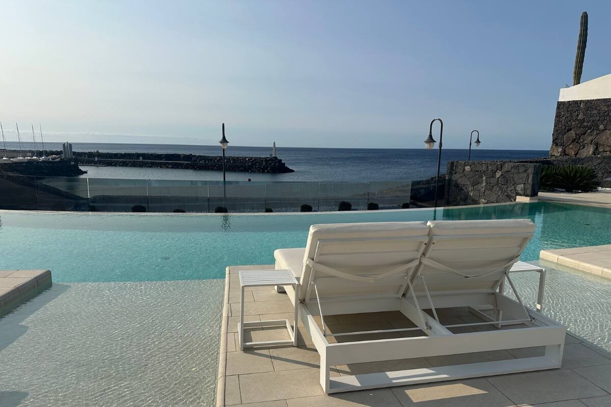 Liegen am Pool