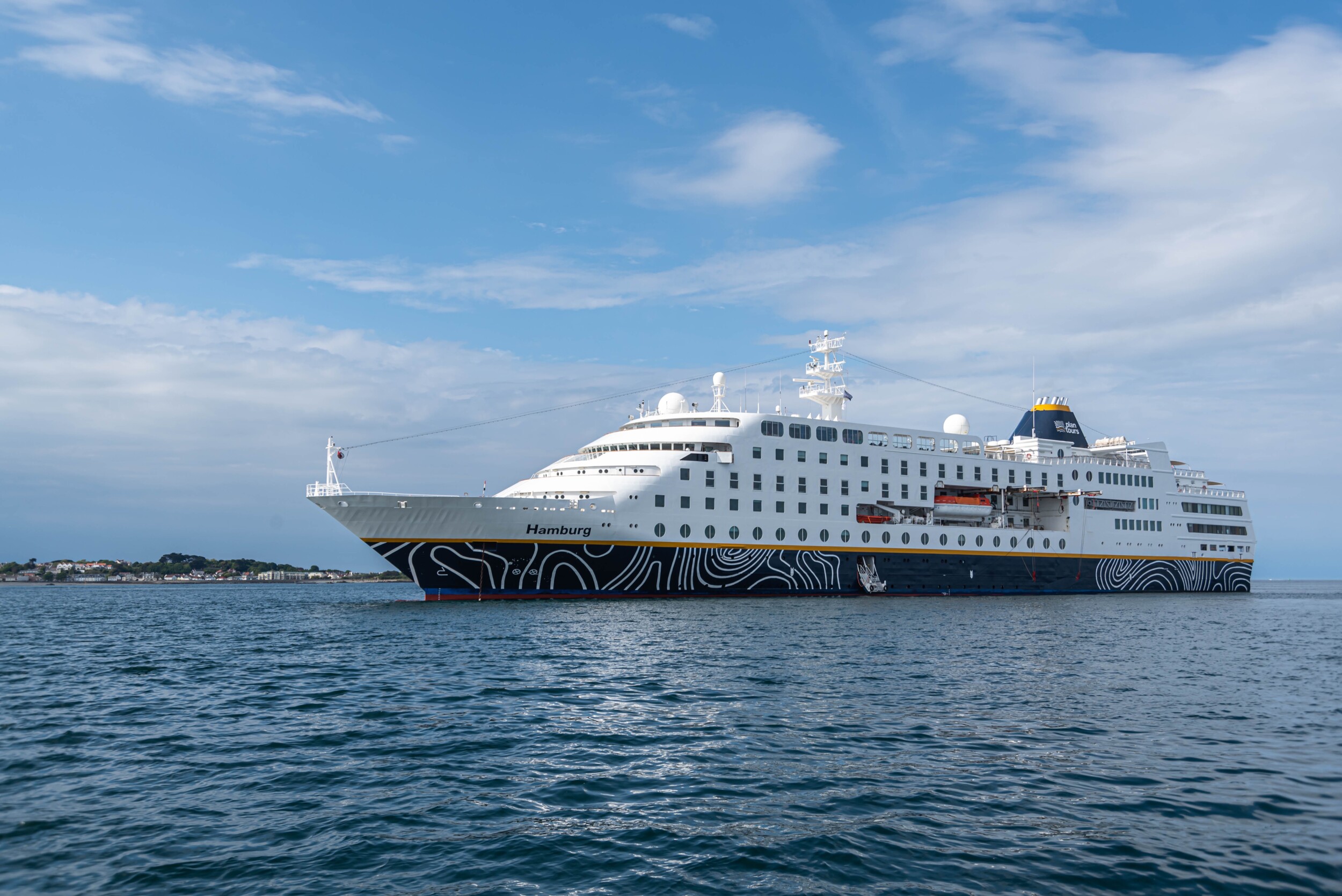 Kanalinseln im Sommerlicht | MS Hamburg - Ärmelkanal