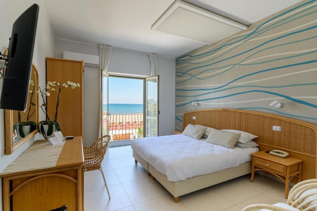 hotel-mandetta-italien-amalfikueste-14-h-mandetta-paestum-double-room-with-seaview.jpg